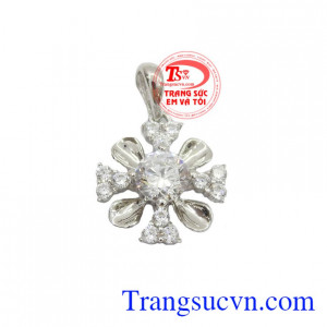 Mặt dây vàng trắng là sản phẩm được chế tác tinh tế, mang lại nhiều may mắn, tài lộc