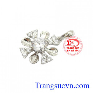 Mặt dây vàng trắng là món quà ý nghĩa dành tặng bạn gái trong các dịp đặc biệt