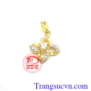 Mặt dây vàng tứ phương lấy cảm hướng thiết kế và chế tác từ 4 phía Đông-Tây-Nam-Bắc làm thành chiếc mặt dây chuyền nữ nhỏ xinh đeo trên cổ với mong muốn người đeo được cân bằng trong cuộc sống biết nhìn lại bản thân mình và sống tốt hơn từng mỗi ngày tron