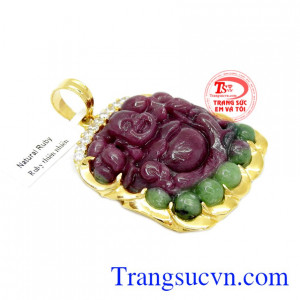 Mặt Di Lặc Ruby bọc vàng được thiết kế từ đá Ruby thiên nhiên bọc vàng 14k.