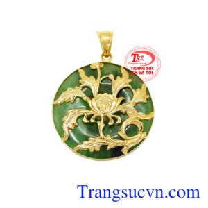 Mặt đồng tiền ngọc bọc hoa cúc là sản phẩm được chế tác từ ngọc cẩm thạch thiên nhiên bọc vàng, với đường nét tinh xảo.