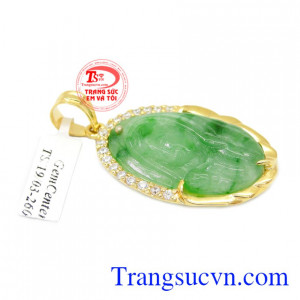 Mặt đức mẹ Jadeite bọc vàng được chạm khắc hình đức mẹ đang cầu nguyện những tâm tư của mình đến Đức Chúa Trời.