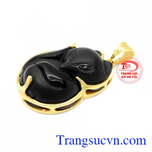 Trong phong thủy người ta tin rằng, hồ ly là linh vật mang đến may mắn trong tình yêu cho người sở hữu. 