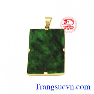 Mặt ngọc cẩm thạch hoa văn đẹp có thể kết hợp với nhiều kiểu quần áo.