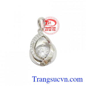 Mặt nữ món quà yêu thương 20-10, mặt dây chuyền vàng kết hợp với bộ trang sức là món quà vô cùng ý nghĩa dành cho phái đẹp nhân ngày kỉ niệm