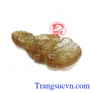 Mặt phật bà thạch anh tóc hợp mệnh kim và mệnh thổ.