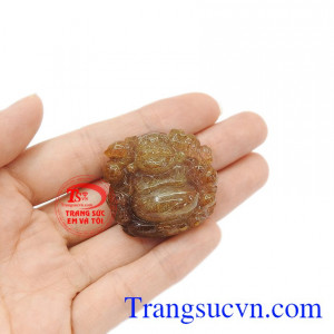 Thạch anh tóc thiên nhiên hợp với mệnh kim và mệnh thổ.