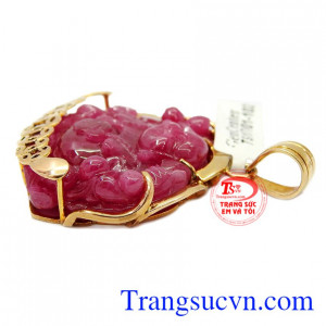 Mặt Phật Di Lặc Ruby thiên nhiên có thể kết hợp với dây chuyền vàng, dây da bọc vàng.