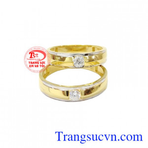 Thiết kế tinh tế với sự kết hợp hài hòa giữ vàng trắng và vàng màu tạo nên nét độc đáo cho sản phẩm