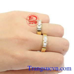 Bạn có thể đặt nhẫn cưới theo yêu cầu của đôi bạn, đặt nhẫn thiết kế 3D, đặt nhẫn qua hình ảnh và ý tưởng của đôi vợ chồng,Nhẫn cưới vàng 18k tình yêu trọn vẹn