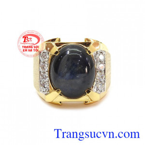 Nhẫn nam đá saphir được thiết kế sang trọng và mạnh mẽ cho phái nam thêm tự tin, thể hiện.