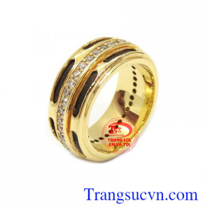 Nhẫn vàng tây nam thời trang được thiết kế tinh xảo độc đáo với bàn tay điêu luyện của người thợ kim hoàn.