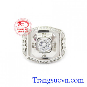 Nhẫn nam phong cách đẳng cấp được chế tác từ vàng trắng, kết hợp cùng đá CZ làm cho nổi bật và ấn tượng hơn