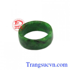 Nhẫn ngọc cẩm thạch loại A được chế tác bản vuông sang trọng và tinh tế.