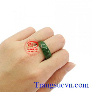 Ngọc cẩm thạch thiên nhiên phù hợp với nhiều mệnh, mang lại sự bình an, may mắn và thịnh vượng cho người dùng.