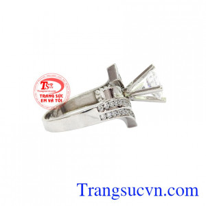 Với thiết kế này, bạn có thể phối hợp với nhiều kiểu trang phục khác nhau hợp thời trang