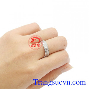 Chiếc nhẫn thích hợp để làm quà tặng cho người thân của bạn trong những dịp đặc biệt.