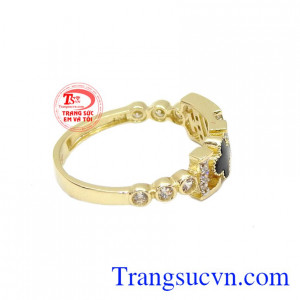 Sản phẩm chế tác từ vàng tây 10k bền đẹp.