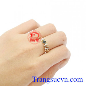 Nhẫn nữ có thể kết hợp cùng nhiều trang phục và phụ kiện.