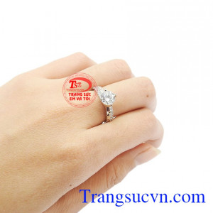 Việc kết hợp cùng đá cz càng giúp cho sản phẩm thêm lấp lánh hơn.