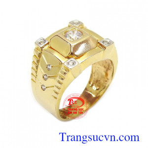 Chiếc nhẫn nam vàng giá rẻ được làm trên chất liệu vàng tây 10k với đường nét thiết kế hình khối cân đối được gắn kim cương nhân tạo độ lấp lánh cho sản phẩm không thua kém gì ánh của kim cương TN