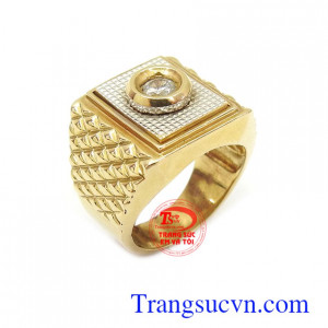 Nhẫn vàng trái thông được thiết kế ý tưởng khi đứng trước rừng thông đà lạt với đường nét nhẫn hình múi thông,sự kết hợp kiên vững gữi bốn mùa Xuân - Hạ - Thu - Đông trên cùng chiếc nhẫn vàng trái thông