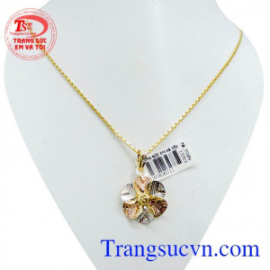 Nữ trang bộ hoa 6 cánh vàng tôn lên vẻ trẻ trung, hiện đại cho người đeo.