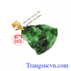 Người ta tin rằng ngọc cẩm thạch sẽ đem lại may mắn về sức khỏe và về phong thủy cho người đeo.