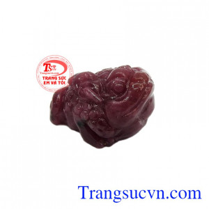 Thiềm thừ Ruby tài lộc được chế tác kiểu dáng đẹp tinh xảo từ đá Ruby thiên nhiên chuẩn chất lượng có giấy kiểm định