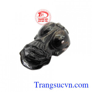 Tỳ hưu đen sapphire là sản phẩm được chế tác từ đá Sapphire thiên nhiên.