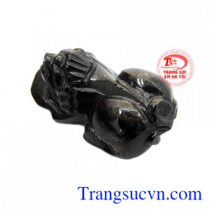 Tỳ hưu đen sapphire có giấy kiểm định từ trung tâm kiểm định cấp.