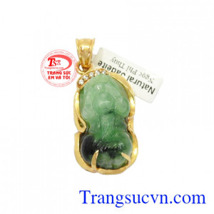 Tỳ hưu ngọc cẩm thạch thiên nhiên là sản phẩm được chế tác từ ngọc cẩm thạch thiên nhiên bọc vàng.