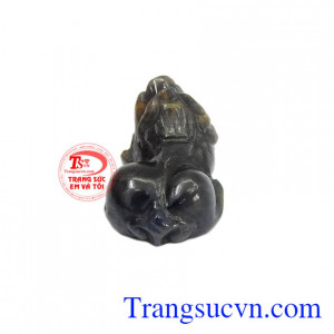 Đá Sapphire là có thể mang lại cảm giác êm đềm và tập trung tâm trí, giảm sự mệ mỏi, căng thẳng, giúp tinh thần thoải mái và loại bỏ được những suy nghĩ tiêu cực cho gia chủ.