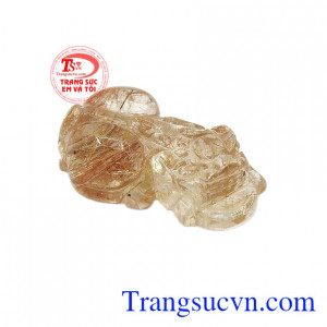 Tỳ hưu thạch anh tóc phú quý được chạm khắc tinh xảo sắc nét từ thạch anh tóc thiên nhiên