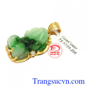 Sản phẩm được chế tác từ ngọc cẩm thạch thiên nhiên có tác dụng đem lại sự may mắn, bình an cho người đeo.