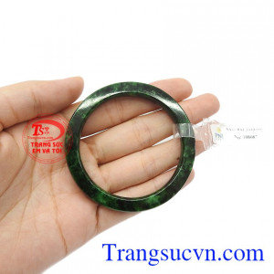 Đặc biệt, vòng ngọc cẩm thạch còn là món quà quý giá dành tặng cho bà, cho mẹ.