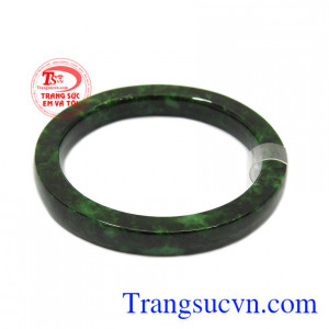 Vòng cẩm thạch an khang là một sản phẩm sang trọng, quý phái dành cho phái đẹp