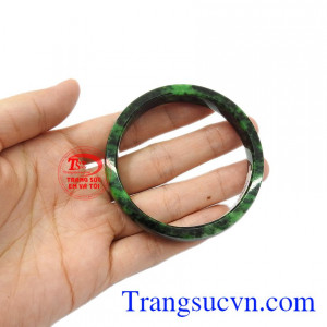 Sản phẩm có thể kết hợp với nhiều trang phục và phụ kiện.
