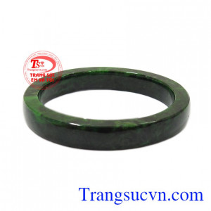 Vòng ngọc có thể kết hợp với nhiều trang phục và phụ kiện khác nhau.