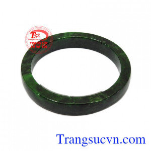 Vòng cẩm thạch may mắn được chế tác bản vuông mang đến nét sang trọng, quý phái cho người sử dụng.