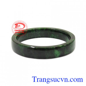 Vòng cẩm thạch quý phái mang đến sự sang trọng cho người dùng.