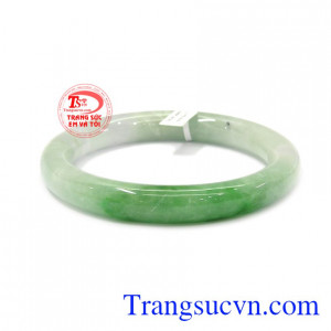 Vòng jadeite thiên nhiên đẹp chế tác bản tròn mang đến sự sang trọng và quý phái.