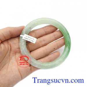 Vòng ngọc cẩm thạch thích hợp làm quà tặng cho bà, cho mẹ.