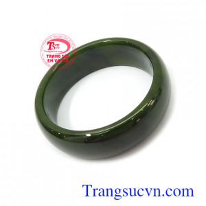 Vòng ngọc bích được nhiều người lựa chọn như lá bùa hộ mệnh cho người đeo