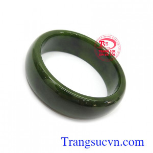 Vòng ngọc bích thiên nhiên bình an là biểu tượng cho bình an, hạnh phúc và may mắn