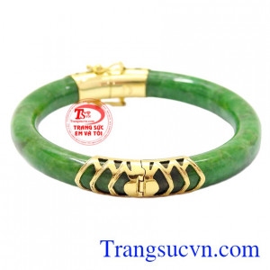 Vòng ngọc cẩm thạch bọc vàng 14k là sản phẩm được chế tác từ ngọc cẩm thạch thiên nhiên bọc vàng 14k.