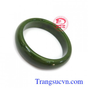 Vòng ngọc Nephrite thịnh vượng với ngọc Nephrite thiên nhiên là biểu tượng của lòng bao dung, đức hạnh, tính khiêm nhường, mang lại nhiều may mắn, thành công và hạnh phúc cho người đeo