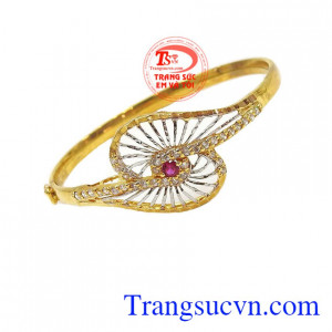 Vòng tay vàng đẹp được nhiều người yêu thích
