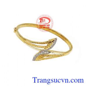 Vòng tay vàng sang trọng được nhiều bạn nữ yêu thích