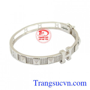 Vòng tay vàng trắng Korea được thiết kế tinh tế, bền đẹp.